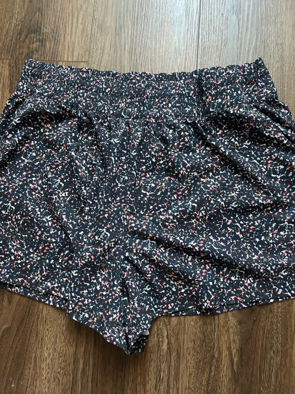 Athleta Black High-Waist Printed Relaxed Shorts Weekender Shorts 4 in